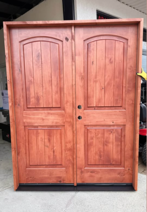 Krosswood Doors 60 in. x 80 in. Rustic Knotty Alder Arch Top VG Right-Hand/Inswing BEHR Amaretto Stain Double Wood Prehung Front Door
